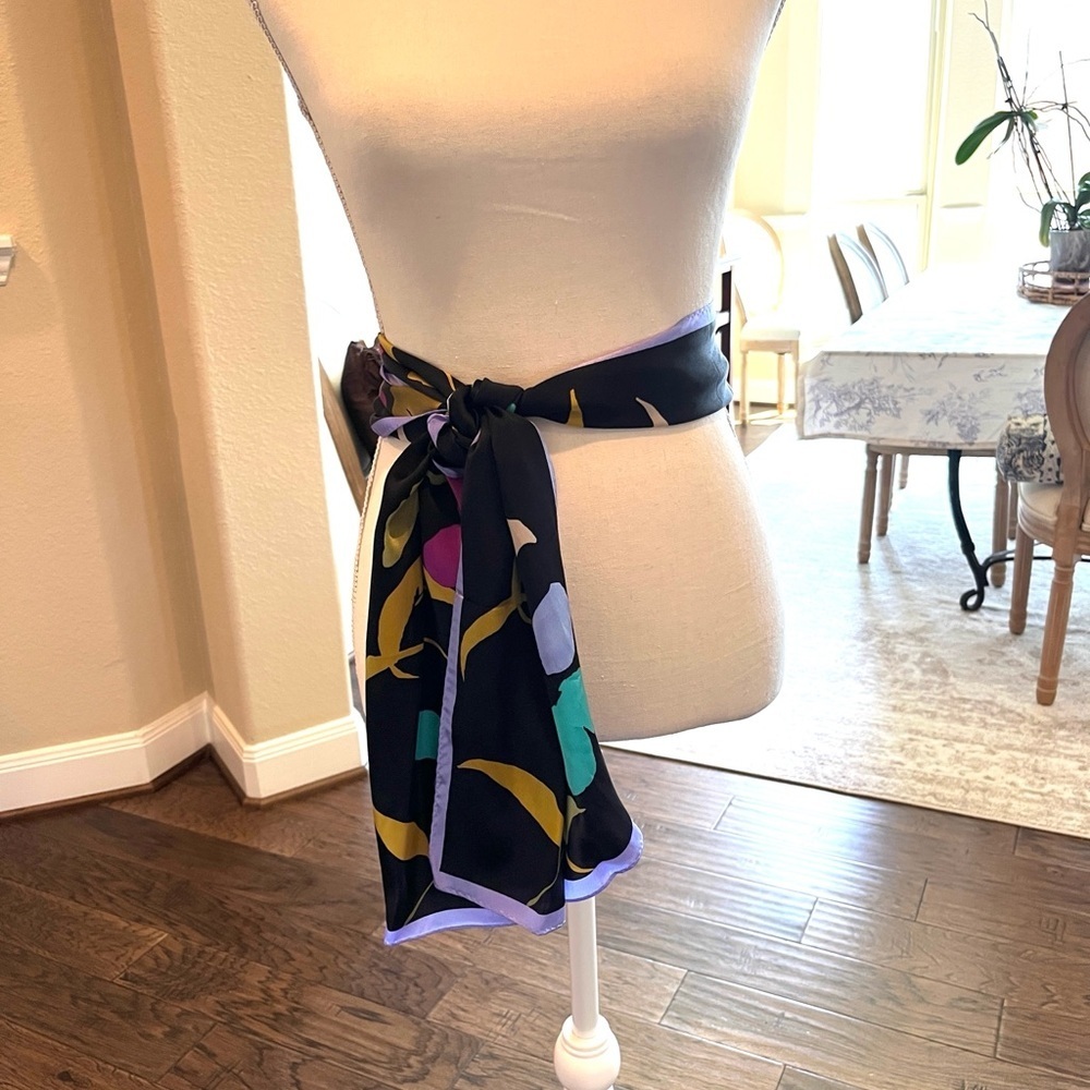 Vivid and Eye Catching Anne Klein Silk Scarf Very Long! Large Graphic Flowers - Picture 4 of 11